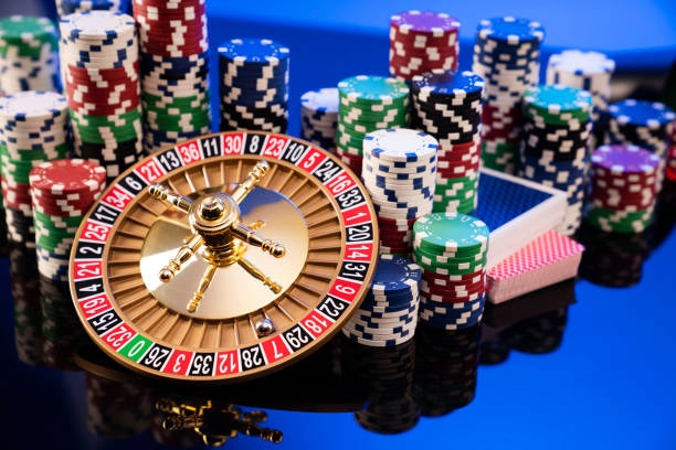 Roulette wheel and betting table layout on luxsury138